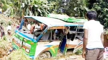 बस दुर्घटनामा २५ जना घाईते, ४ जनाको अवस्था गम्भीर
