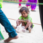पशुपतिनाथ मन्दिरमा माग्दै गरेको बालक ....